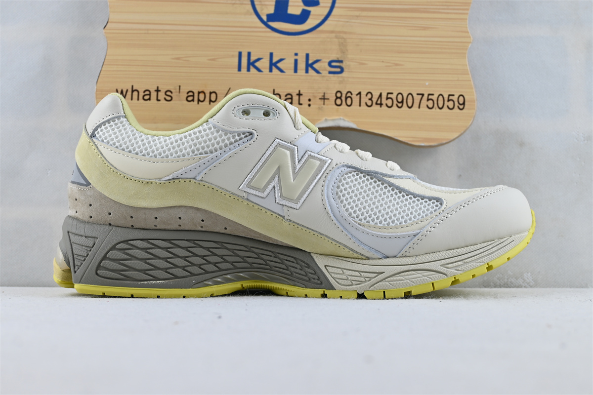 NEW BALANCE 2002R